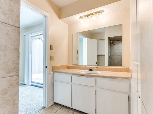 Building Photo - Just remodeled Duplex Home