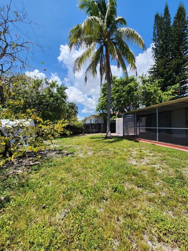 Building Photo - 1180 NE 185th St
