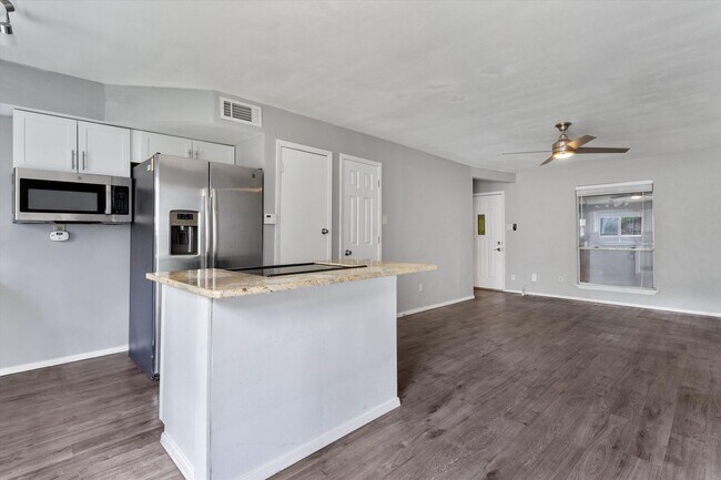 Building Photo - Perfectly Located Townhome in South Austin