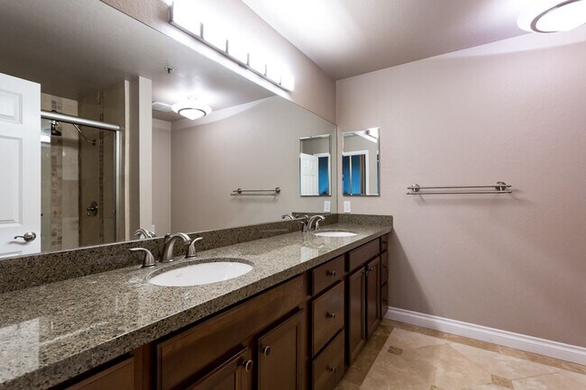 Building Photo - Heart of Bankers Hill at La Parc Chateau!