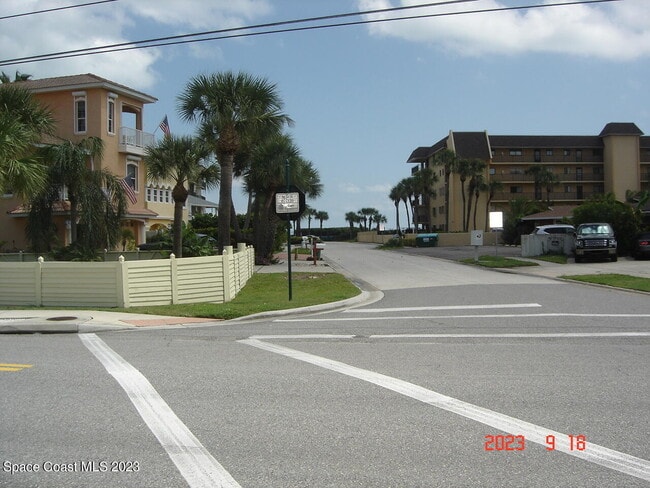 Building Photo - 7801 Ridgewood Ave