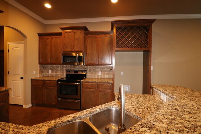 Building Photo - 4  Bedroom Single Famly Home -  Available ...