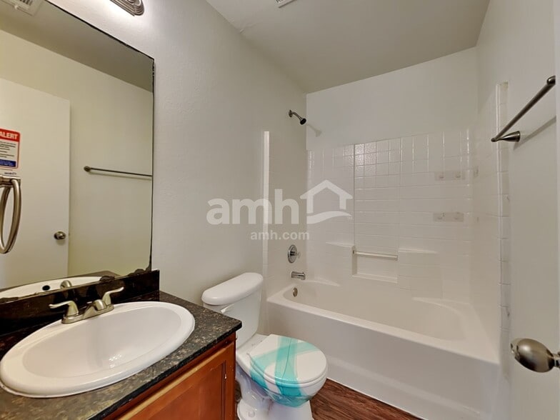 Building Photo - 1607 Tampa Bay Dr