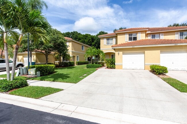Primary Photo - 1011 Arezzo Cir