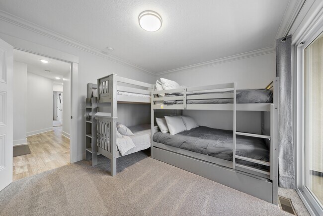 Building Photo - 127 E 8th Ave