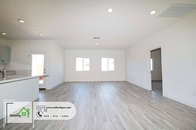 Building Photo - 2141 Hilltop Dr