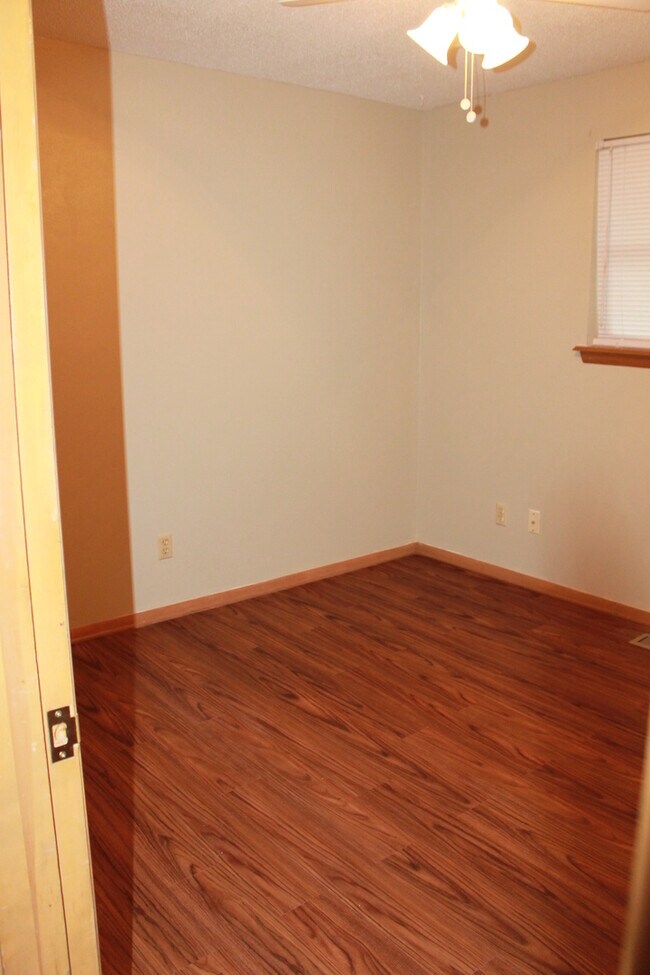 Building Photo - Fresh, Clean, Updated!