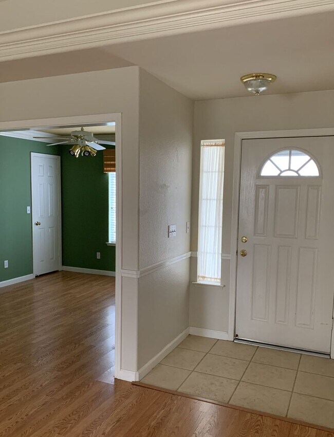 Building Photo - 3 Bedroom 2 Bath
