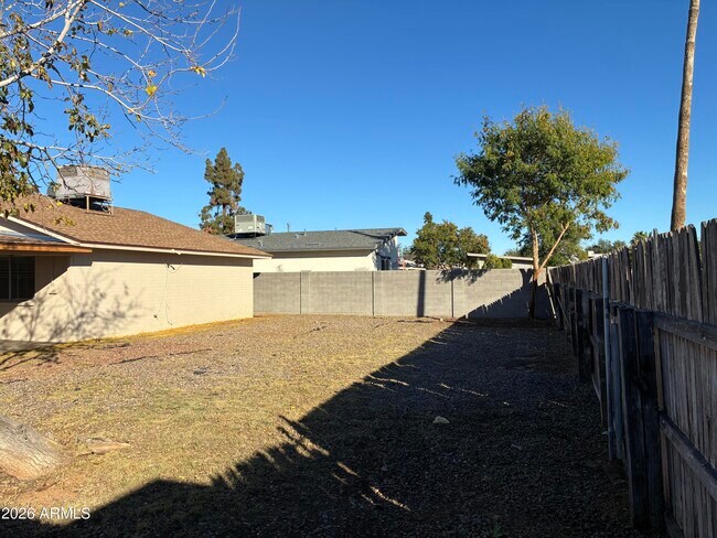 Building Photo - 8819 W Roma Ave