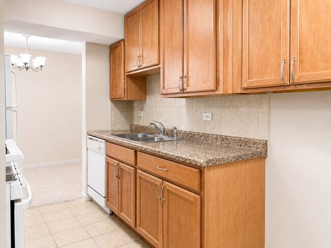 Building Photo - 8 Oak Creek Dr