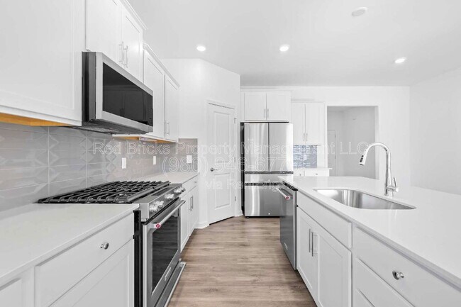 Building Photo - 2133 Riverbend Ave