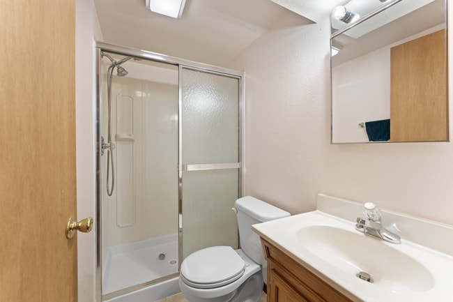 Building Photo - Tri-Level 4 Bed Home Near Ft. Carson