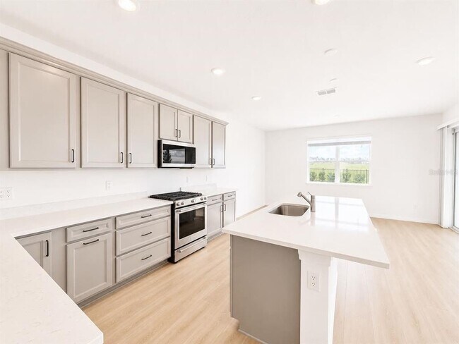 Building Photo - 5806 Fabry St