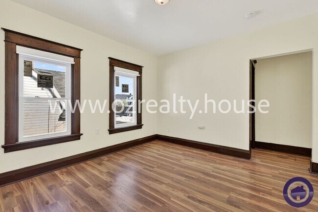 Building Photo - 836 Oak St