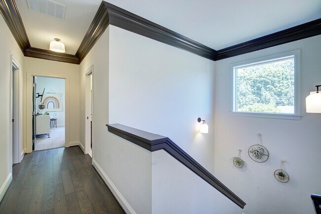 Building Photo - 5bd/3.5ba Seattle Home