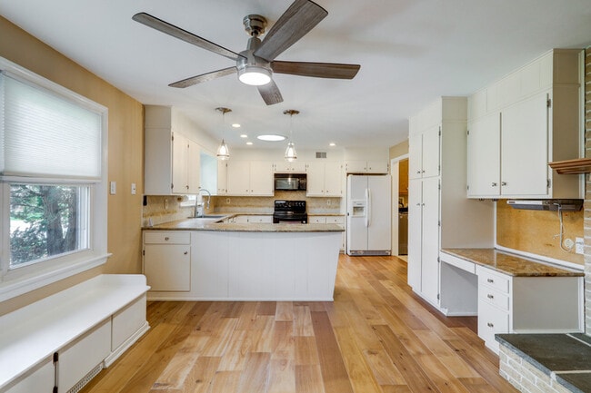 Building Photo - 1827 Larchmont Ln