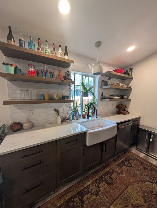 Building Photo - Beautifully Remodeled 3 Bed/2 Bath on Bend...