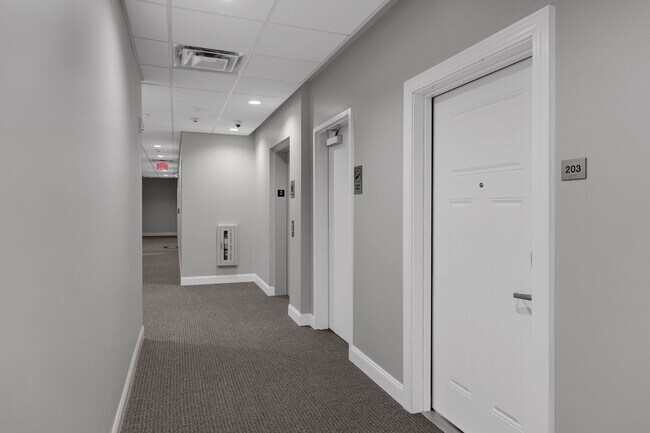 Building Photo - Stunning 1 Bedroom Luxury Apartment with T...