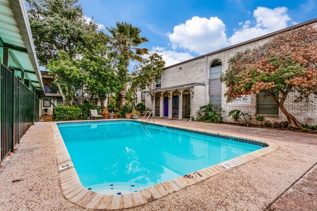 Building Photo - 2-BEDROOM CONDO AT OLMOS PARK TOWNHOMES