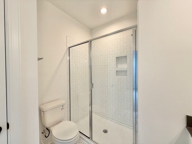 Building Photo - **OFFERING 1/2 OFF FIRST MONTH'S RENT** Newly Built 4BD, 3.5BA End-Unit Raleigh Townhome in a Gre...