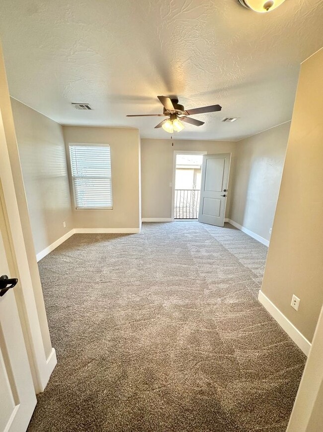 Building Photo - Desert Hills Gem!