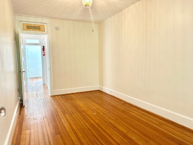 Building Photo - 4 Bed + 2 Bath - Pets Welcome! Parking!
