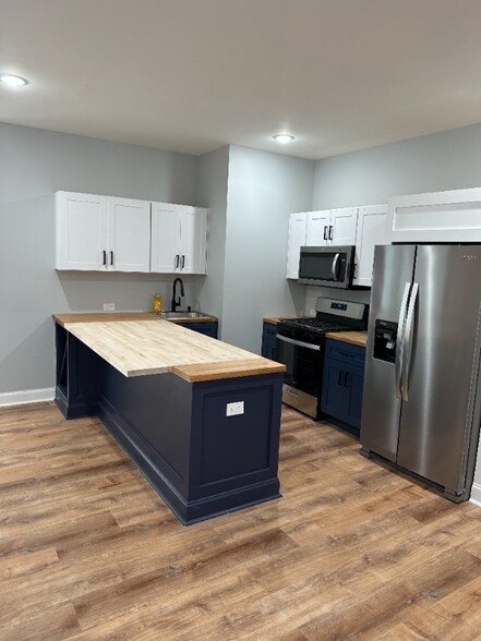 Primary Photo - 372 Main St