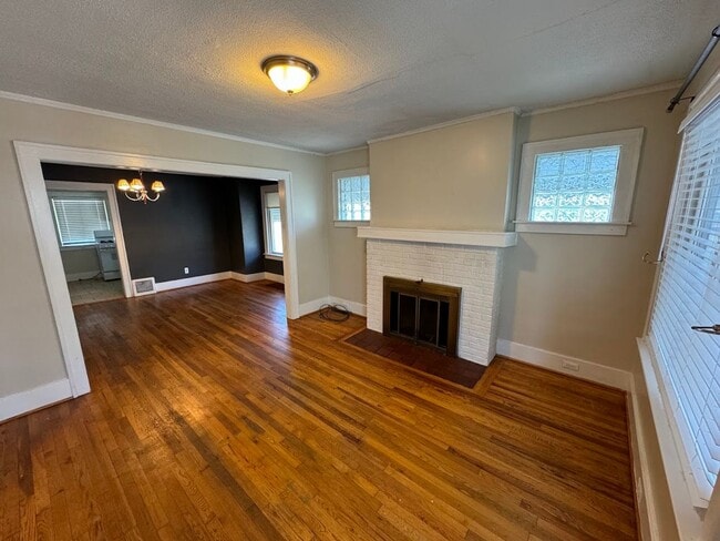 Building Photo - 2 bed 1 bath ranch walking distance to Dow...