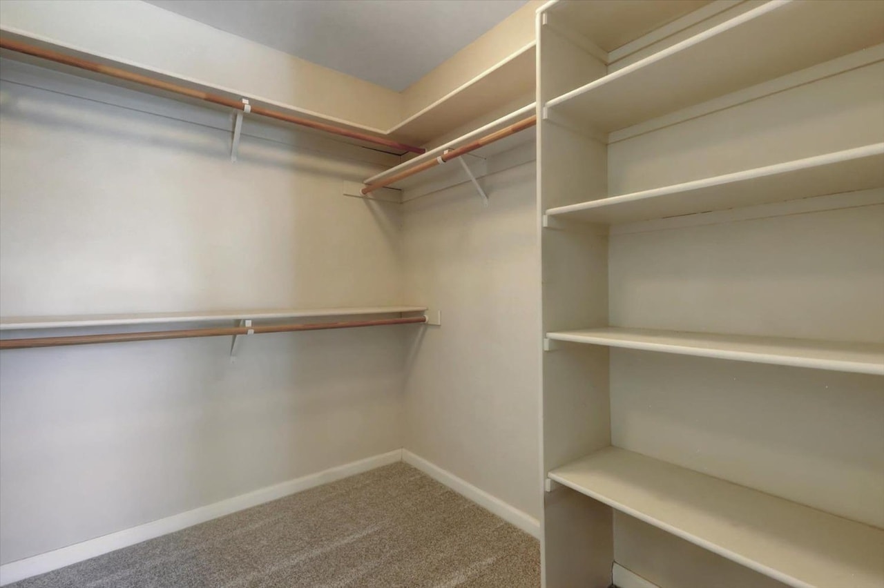 Master Walk in - 18527 Jayhawk Dr