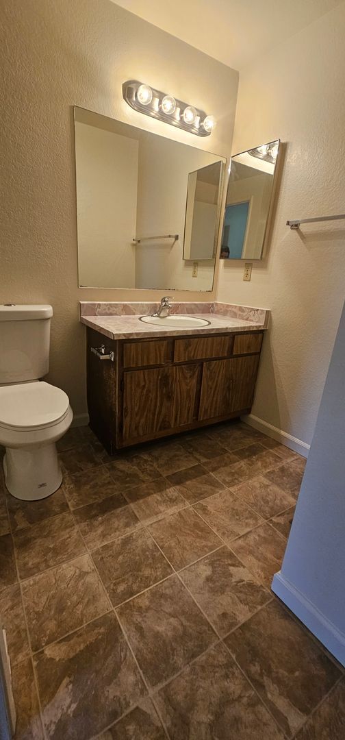 Building Photo - Three Bedroom Townhouse with Central Air, ...
