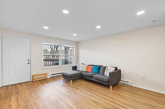 Building Photo - 404 Halladay St