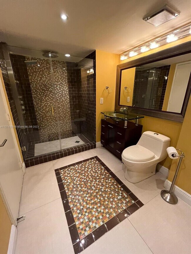 Building Photo - 520 Brickell Key Dr