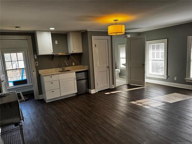 Building Photo - Adorable Garage Apt located in the heart of midtown!