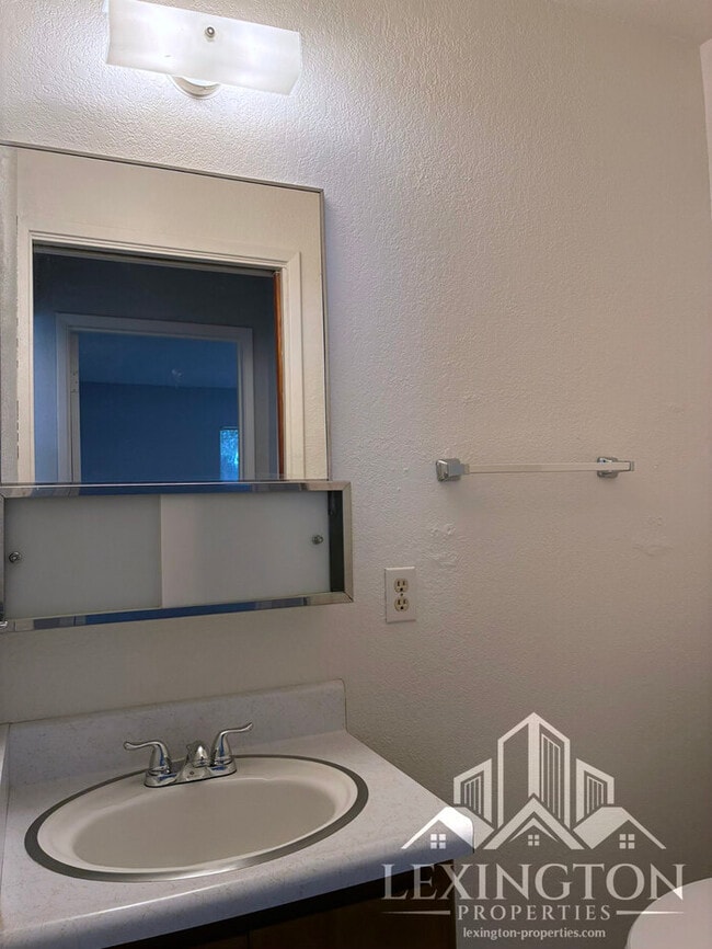 Building Photo - Charming 2BD/1.5BA Sacramento Home, near J...
