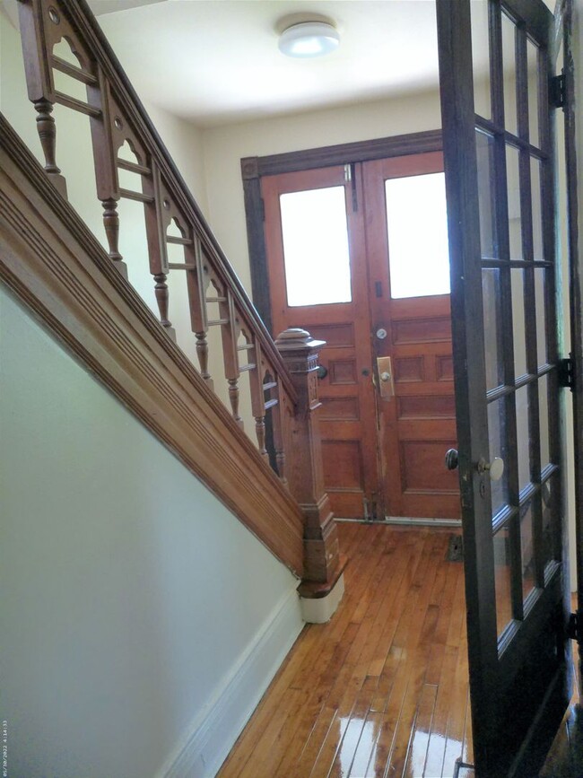 Building Photo - AVAILABLE 6/1/25 - Two Story House With Ha...
