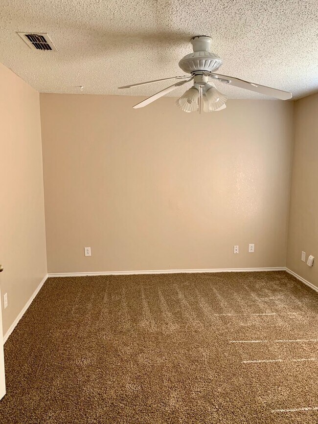 Building Photo - Cute Duplex