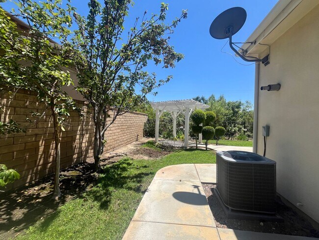 Building Photo - Beautiful San Dimas Home in Gated Community