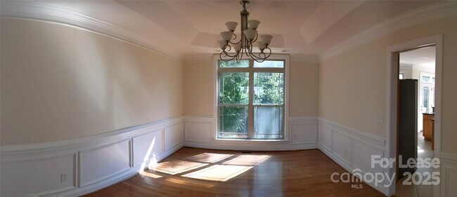 Building Photo - 743 Irish Green Dr