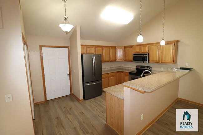 Building Photo - 2 Bedroom 1.5 Bathroom Open Concept Duplex!