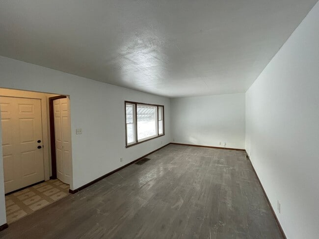 Building Photo - 3 BED/1BATH SECTION 8 RESERVED HOME. MUST HAVE 3 BEDROOM VOUCHER