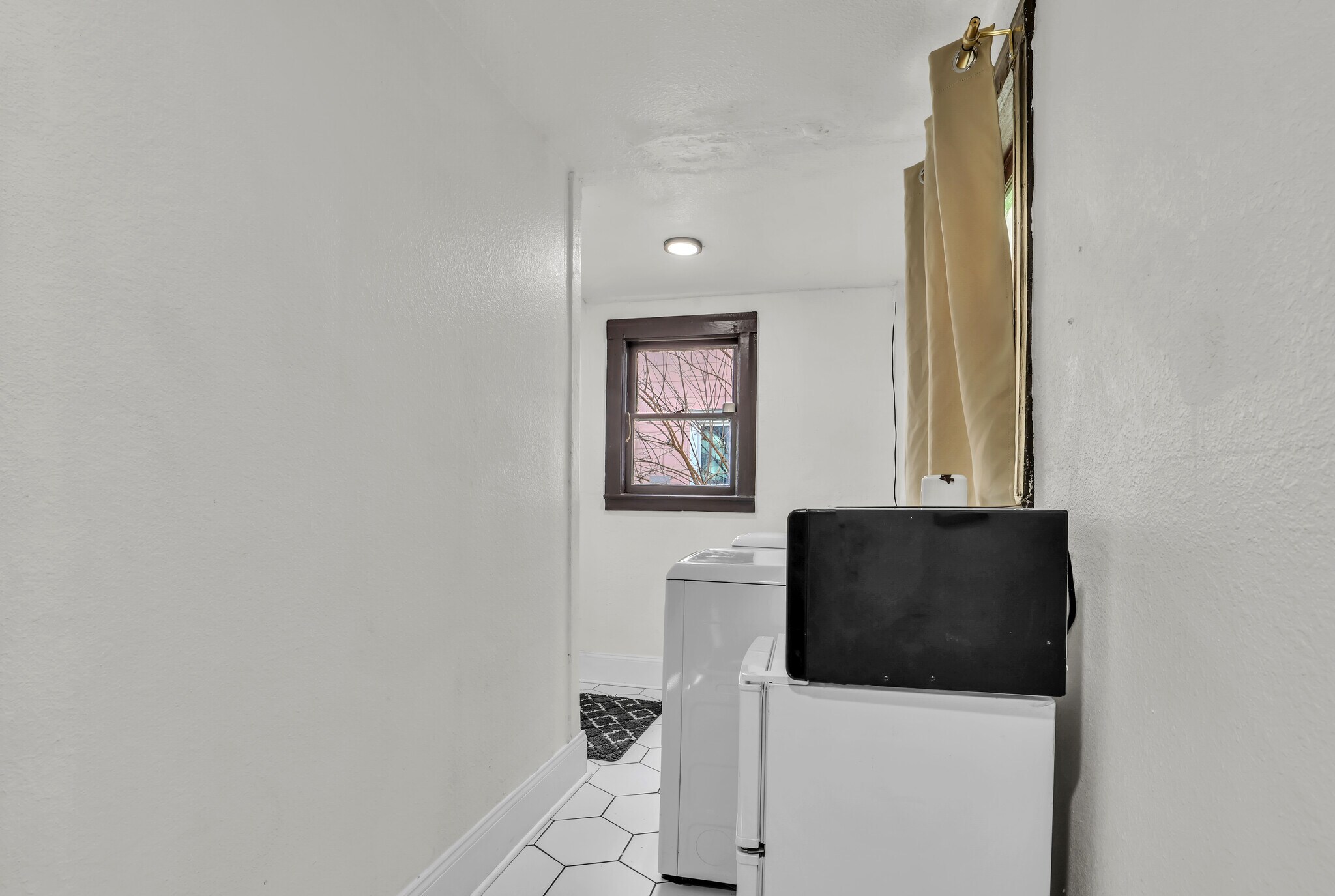 Room 3 Privet Launry Room/ Mini Fridge, Microvawe - 51 E 4th St