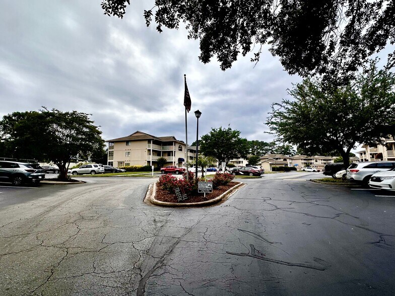 Building Photo - 4210 Pinehurst Cir