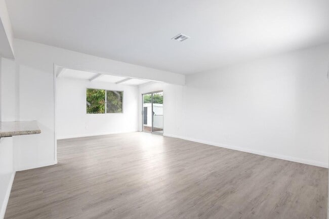 Building Photo - 4810 Iroquois Ave