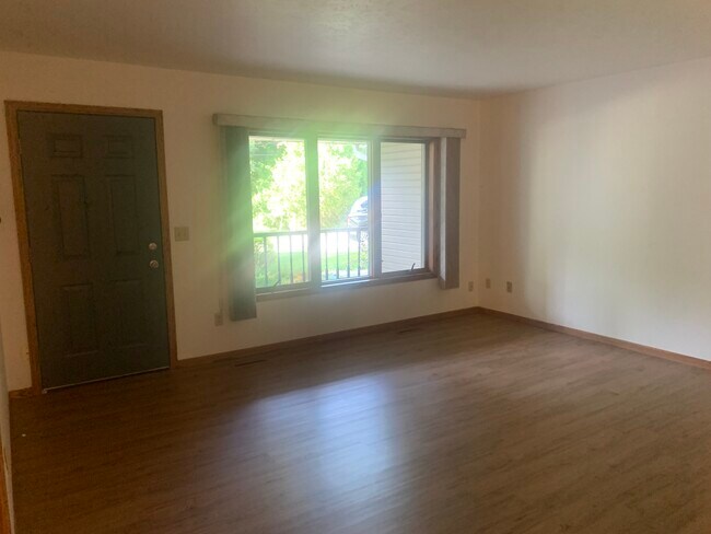 Large light filled Living Room - 1105 W North Water St