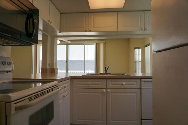 Building Photo - TownHome in Island Club West