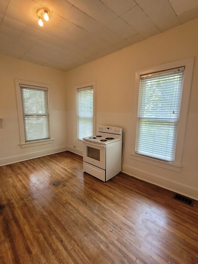 Building Photo - 1404 Bass Ave