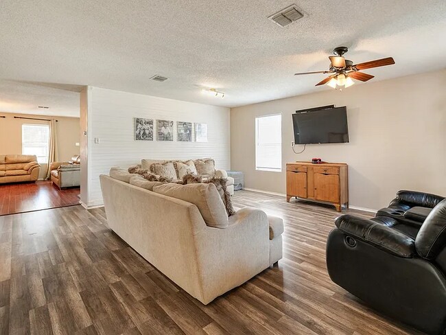 Building Photo - 1435 Greenbrook Dr
