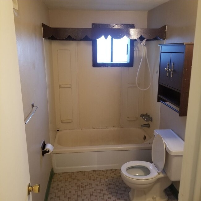 Building Photo - Conveniently Located 2 Bedroom Apartment in Millvale!