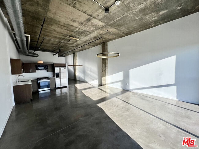 Building Photo - 510 S Hewitt St