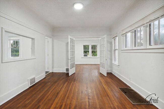 Building Photo - $1,350/month - 3 Bed 1 Bath